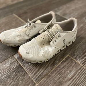On Cloud Womens size 9.5
